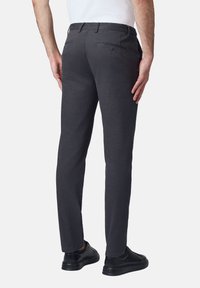 Ciemnoszare spodnie wykonane z tkaniny bawełnianej, z dopasowanym krojem, szlufkami na pasek oraz tylnymi kieszeniami z guzikiem i suwakiem.