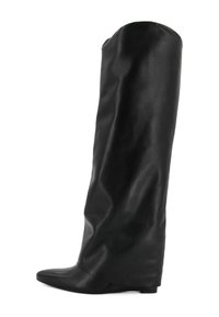 Stivale in pelle nera al ginocchio con punta affusolata e suola piatta. Caratterizzato da un design morbido con una finitura liscia e testurizzata.