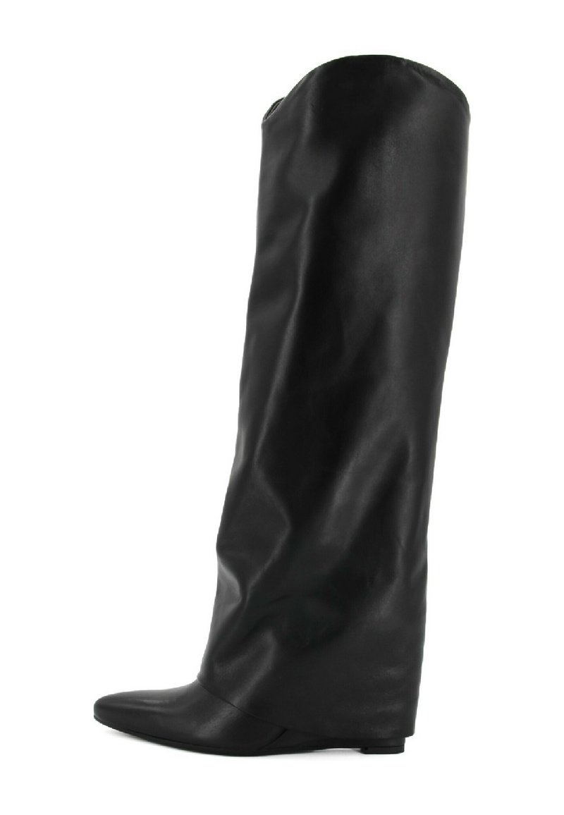Stivale in pelle nera al ginocchio con punta affusolata e suola piatta. Caratterizzato da un design morbido con una finitura liscia e testurizzata.