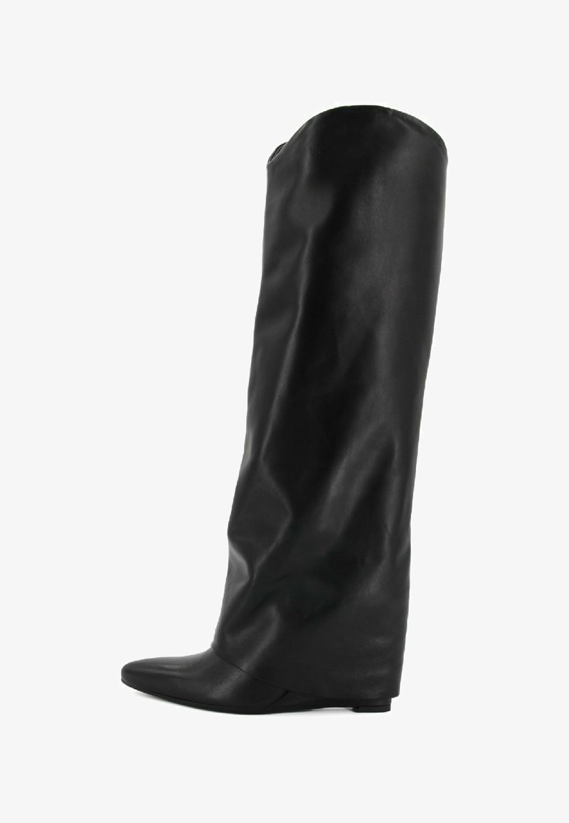 Stivale in pelle nera al ginocchio con punta affusolata e suola piatta. Caratterizzato da un design morbido con una finitura liscia e testurizzata.