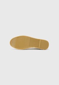 Såle av en sko, gummimateriale, flat form, lysebrun farge med rillet tekstur og en glatt seksjon; minimal detaljering.