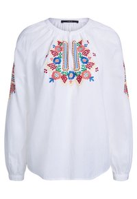 Blouse blanche en tissu léger avec broderie florale colorée sur la poitrine et les manches. Encolure froncée et manches longues.