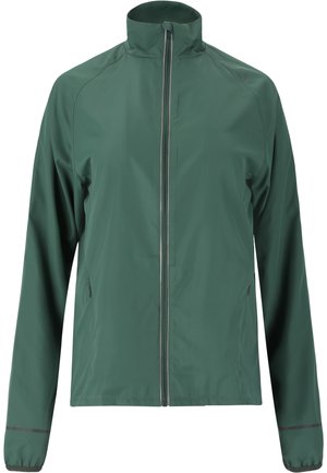 Groene, lichte jas met hoge kraag, volledige rits aan de voorkant en ritszakken aan de zijkanten. Glad materiaal, elastische manchetten en reflecterende accenten.