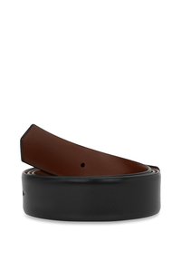 Czarny skórzany pasek zwinięty, ukazujący gładką brązową wewnętrzną stronę z jednym otworem blisko końca, na białym tle.