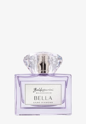 Parfymeflaske i lilla farge med en fasettert klar kork og etikett med teksten "Baldessarini Bella Lilac Diamond."