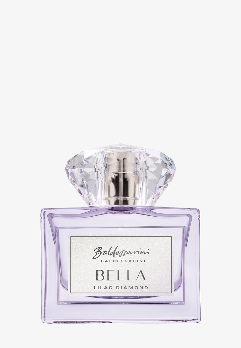 Flacon de parfum de couleur lilas avec un capuchon transparent facetté et une étiquette portant l'inscription "Baldessarini Bella Lilac Diamond".
