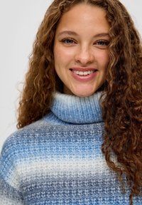Blauer gestreifter Rollkragenpullover mit verschiedenen Blautönen, versehen mit einem texturierten Strickmuster und einem breiten, gerippten Kragen.