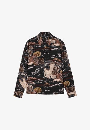 Schwarzes Langarmhemd mit Knopfleiste, braunen und beigen Adler- und Wellenmustern, offenem Kragen und geradem Saum.