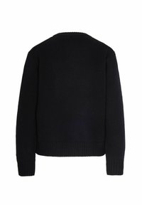 Schwarzer, gestrickter Pullover mit langen Ärmeln, gerippten Bündchen und Saum, von hinten auf weißem Hintergrund gezeigt.