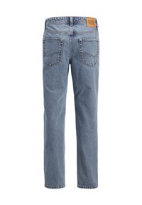 Τζιν από ανοιχτό μπλε τζιν ύφασμα με ίσια γραμμή, εμφανείς ραφές και δύο πίσω τσέπες. Δερμάτινη ταμπέλα σε καφέ αποχρώσεις στη μέση.