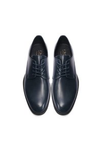 Scarpe eleganti in pelle blu navy con finitura liscia, punta rotonda, chiusura con lacci e dettagli di cuciture sottili. Fodera interna strutturata.