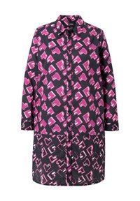 Langes Button-Down-Hemd mit dunklem Hintergrund, das lebendige pinkfarbene Herzmuster aufweist. Aus glattem Stoff mit einem Kragen und langen Ärmeln gefertigt.