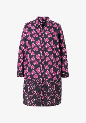 Langes Button-Down-Hemd mit dunklem Hintergrund, das lebendige pinkfarbene Herzmuster aufweist. Aus glattem Stoff mit einem Kragen und langen Ärmeln gefertigt.