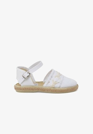 Witte espadrille sandaal met een geweven bovenwerk, voorzien van een enkelriempje en decoratieve stiksels. De met jute omhulde zool voegt textuur en duurzaamheid toe.