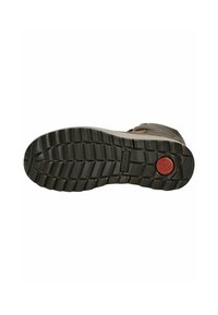Suela de bota marrón con surcos profundos, goma texturizada y un detalle circular rojo. Presenta un borde beige liso alrededor del borde.