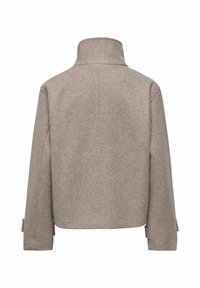 Veste en laine brun clair avec un col montant, des manches longues et des détails de lanières boutonnées aux poignets, vue de dos.