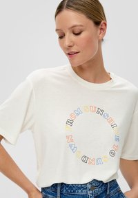 Wit katoenen t-shirt met een ronde grafische tekstontwerp in kleurrijke letters met de tekst "VAN ZONSHINE TOT ZONSONDERGANG." Korte mouwen en ronde hals.