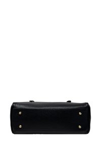 Černá kožená kabelka se strukturovaným designem, s prvky zlatého kování a čtyřmi ochrannými nožičkami na spodní straně. Texturovaný povrch.