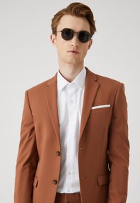 Isaac Dewhirst THE FASHION SUIT SET - Odijelo - dark caramel