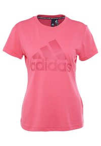 Camiseta rosa de manga corta confeccionada con tela suave. Cuenta con un gran logo de Adidas en relieve en un rosa más oscuro en el frente. Cuello redondo clásico.