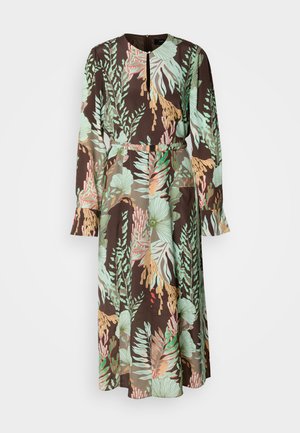 Langarmige jurk met een zwarte achtergrond en groene, koraal en pastel bloemenpatronen. Soepele stof en een taillering.