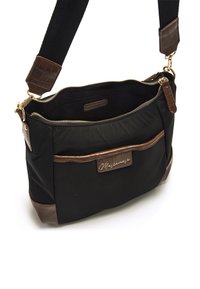 Borsa a spalla in tessuto nero con dettagli in finta pelle marrone, zipper dorato e una tasca frontale con una placca con logo. Include una tracolla regolabile.