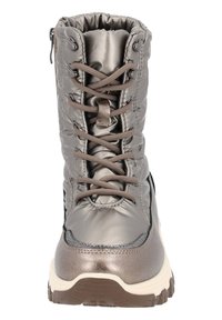 Bota impermeable gris metálico con acabado acolchado, punta redonda, cordones marrones, forro textil gris, suela resistente y cremallera lateral para facilitar el calzado.