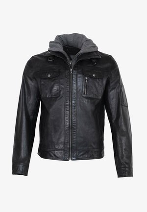 Giacca di pelle nera con cappuccio grigio. Presenta due tasche sul petto, una chiusura frontale con zip e un design elegante e aderente. Texture liscia.