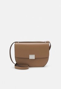 Borsa a tracolla in pelle marrone con design liscio e strutturato, chiusura quadrata in argento e tracolla regolabile. Forma ovale retrò.