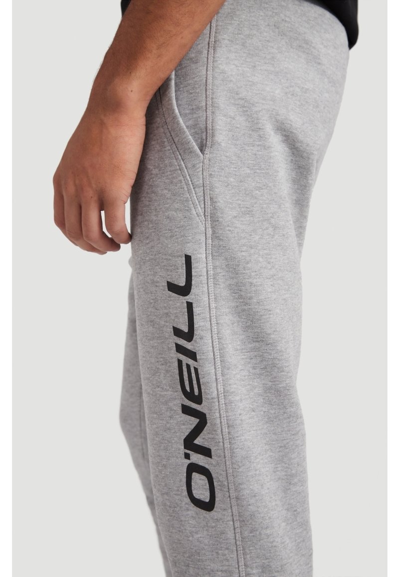 Pantaloni da tuta grigi con tasche laterali, caratterizzati da un logo nero "O'Neill" ben visibile verticalmente lungo la gamba sinistra. Realizzati in un morbido tessuto testurizzato.