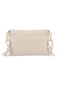 Clutch bag in pelle beige chiaro con una forma morbida e gonfia. Presenta hardware dorato e un accentuato in pelle annodata sul lato.