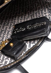 Interno di una borsa nera in pelle con una fodera in tessuto a fantasia. Include una pochette nera in pelle e un piccolo portafoglio con chiusura a scatto dorata.