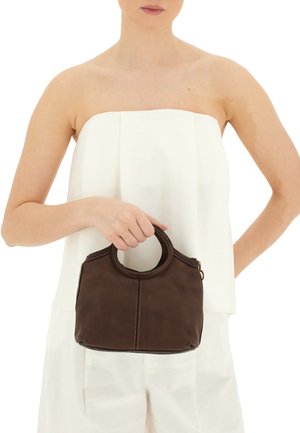 Borsa a tracolla in pelle marrone con manico rotondo, caratterizzata da cuciture a contrasto e una texture liscia. Design compatto adatto per un uso quotidiano.