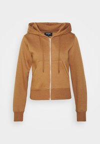 Hnědá zipová mikina vyrobená z měkké tkaniny, se stahovací kapucí, předními kapsami a žebrovanými manžetami. Klasický design s minimálními detaily.