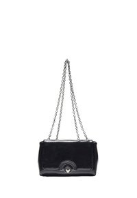 Schwarze Lederhandtasche mit gefaltetem Design, silbernem, rundem Beschlag und einer Kettenriemen. Glatte Textur mit glänzender Oberfläche.