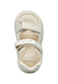 Białe sandały z teksturowaną powierzchnią i metalowymi akcentami. Posiadają dwie regulowane klamry. Otwory wentylacyjne, wyściółka z miękkiego materiału.