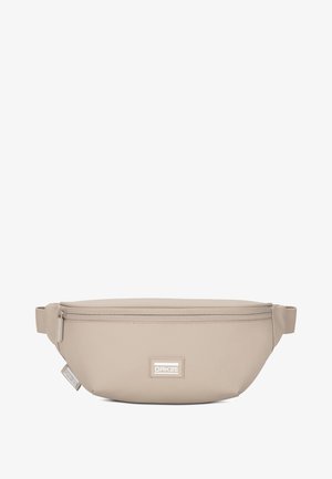 Beige bæltetaske med en glat, mat finish. Har en top lynlås lukning, en justerbar rem, og et lille logo patch på forsiden.