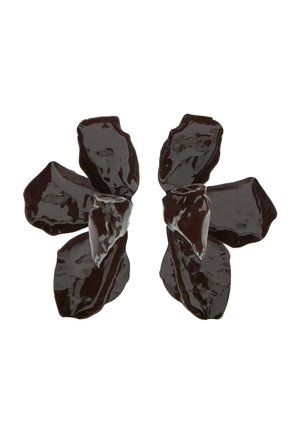 Para ciemnobrązowych, błyszczących artystycznych kolczyków o nieregularnych, nakładających się płatkach ułożonych w formę przypominającą kwiat.