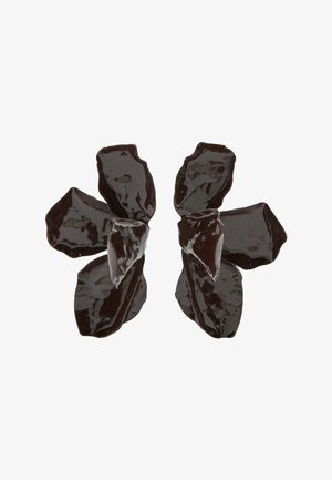 Para ciemnobrązowych, błyszczących artystycznych kolczyków o nieregularnych, nakładających się płatkach ułożonych w formę przypominającą kwiat.