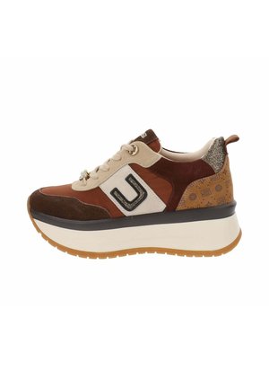Baskets à plateforme avec des panneaux en daim et cuir marron et beige, logo noir, semelle intermédiaire crème et accent texturé au dos. Fermeture à lacets.