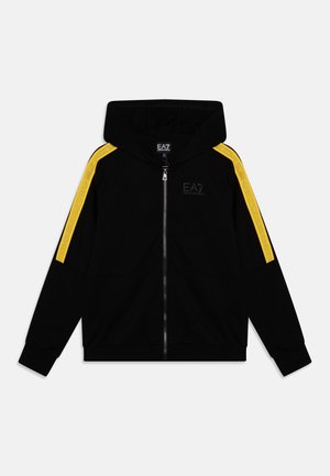 Sort lynlåstrøje med hætte, med gule mærkede striber på ærmerne og EA7 Emporio Armani-logo på brystet.