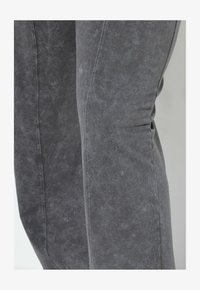 Selezionato, anthracite
