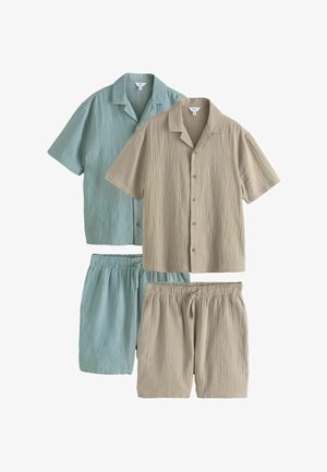 Dva ležérne krátky rukáv košele na gombíky a šortky s elastickým pásom, jeden v béžovej a druhý v svetlomodrej farbe, textúrovaná látka.
