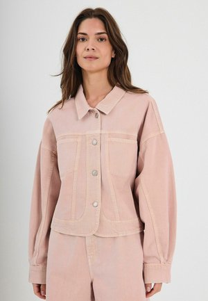 Giacca in denim rosa chiaro con colletto, chiusura a bottoni e due tasche frontali. Presenta una vita aderente e maniche lunghe leggermente gonfie.
