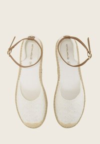 Weiße Textil-Espadrilles mit durchbrochenem Blumenmuster, natürlicher gewebter Jutesohle und einem braunen Knöchelriemen für einen sicheren Sitz.