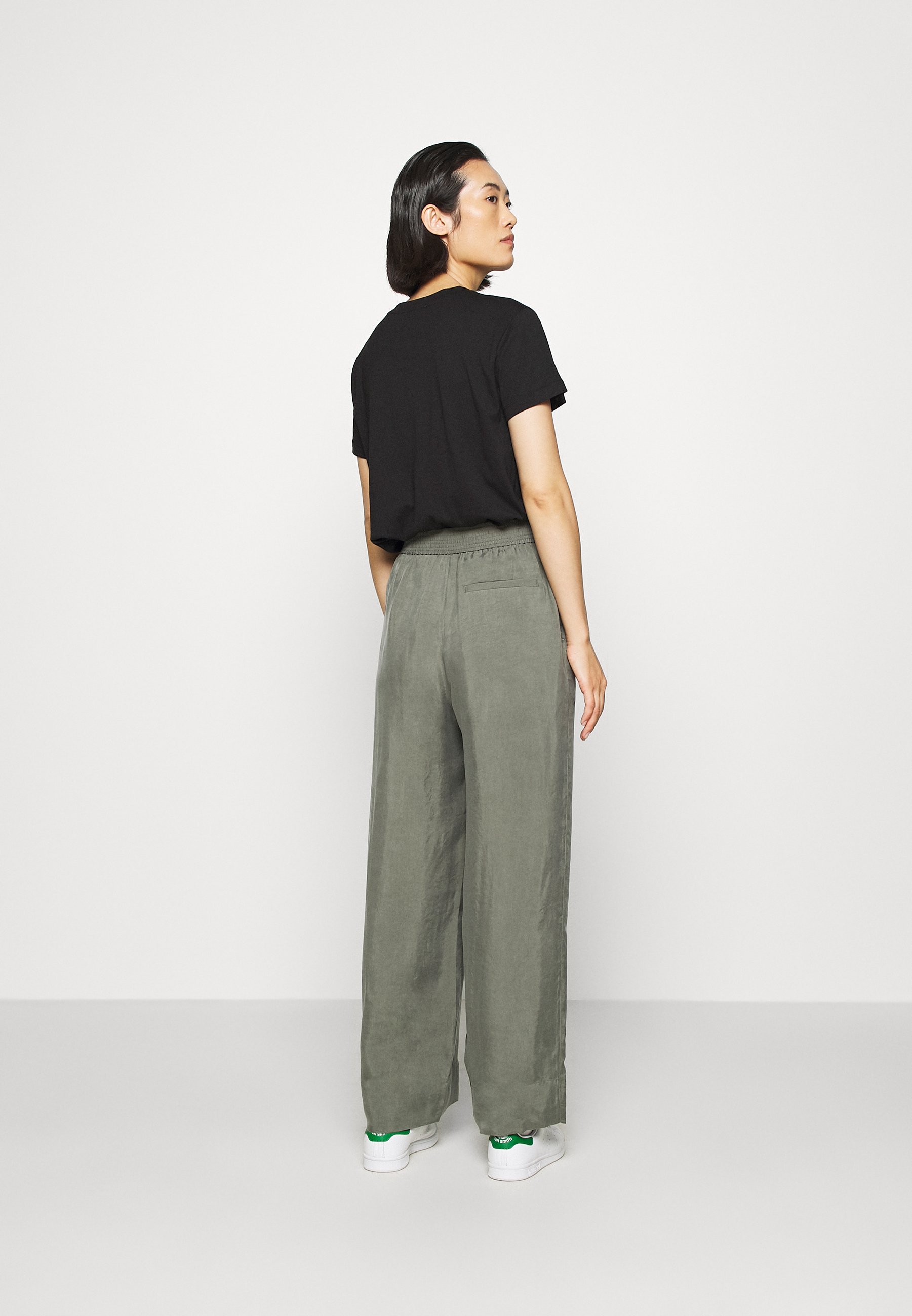 ARKET WIDE LEGGED TROUSER Bukse khaki greendusty light ARKET SHIRT Skjorte khaki green dusty lightkhaki