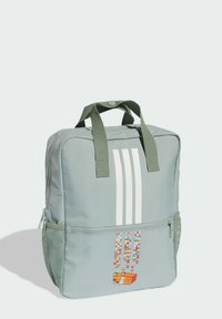 Zelena tkanina ruksaka s bijelim prugama, zatvaranjem na patentni zatvarač, gornjim ručkama, bočnim mrežastim džepovima i grafičkim dizajnom s šarenim pikselnim uzorcima.