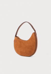 Borsa a spalla in suede marrone con forma curvata e tracolla in pelle beige. Presenta una texture liscia e un design minimalista con una cucitura visibile.