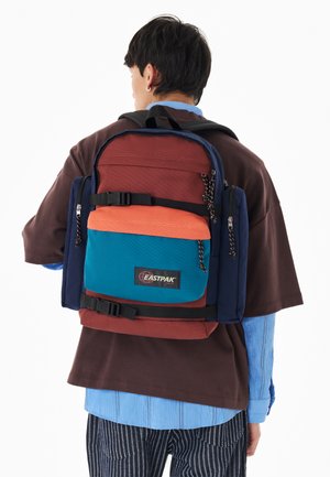 Eastpak, KILLINGTON TRAVEL - Zaino - vintage block rust