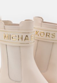 MICHAEL Michael Kors RIDLEY CHELSEA - Støvler - light cream